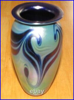 RARE Signed ROBERT EICKHOLT 1992 Blue Purple Iridescent ART GLASS VASE 6 1/2