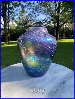 VTG 1999 HAND BLOWN VASE SIGNED Tom Stoenner Iridized Art Glass 8.5 tall
